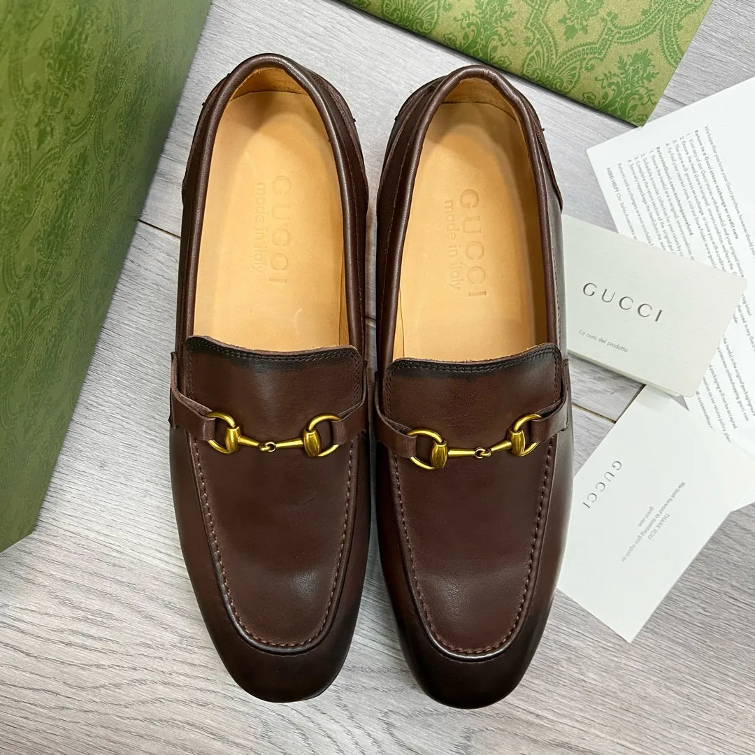 Ex-factory price: 480💰-(Gucci) men’s loafers! Genuine molded horsebit, a classic must-have for your shoe cabinet! The feet are particularly delicate! This Gucci original version is a set last, and we are consistent with the counter! Therefore, it is more comfortable in terms of last shape and comfort! Take it to the counter and compare at will! Good shoes are more than just what they make! But grasp the essence from the inside out! Material: Imported first-layer cowhide! Genuine leather outsole imported from Italy, size: 39-44 (38/45 customized, non-refundable)